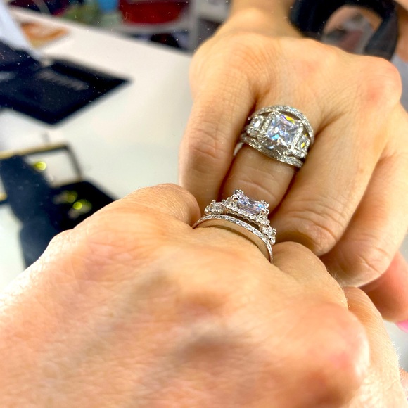 Beautiful Bridal Set in Platinum The Best Quality in Simulated Diamonds! 💎 💍 - Picture 4 of 6